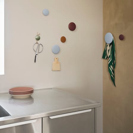 Set of 5 Wall Hook The Dots Metal Large / Assorted Diameters - Muuto | Pink - View 2